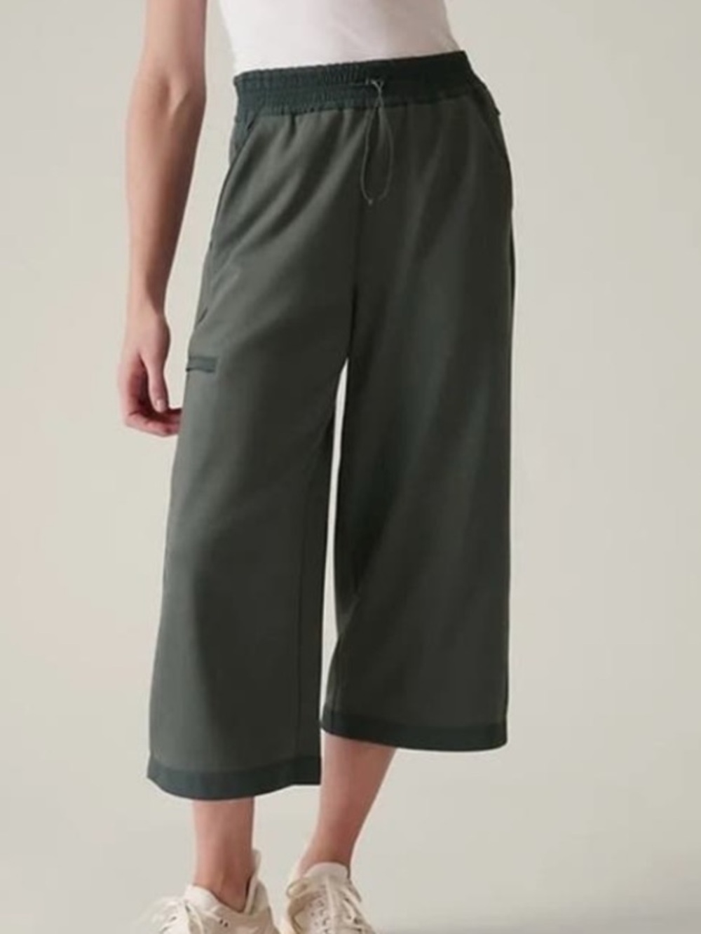 Athleta Triumph Hybrid
Wide Crop Pants Green Size L.